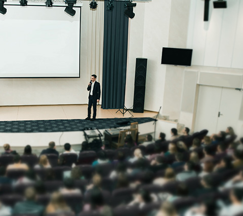 Pastor participando en conferencias cristianas